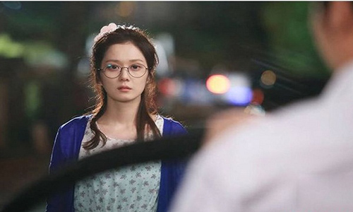 Dẫn vợ xấu đi dự tiệc bị cả hội bạn cười chê, chồng chỉ đáp trả câu này khiến cả đám im tịt