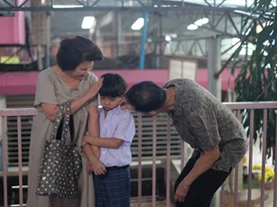 Ly hôn 2 năm, mẹ chồng bị tai biến vẫn vào chăm, hôm ra viện bà cho tôi sổ tiết kiệm 3 tỷ