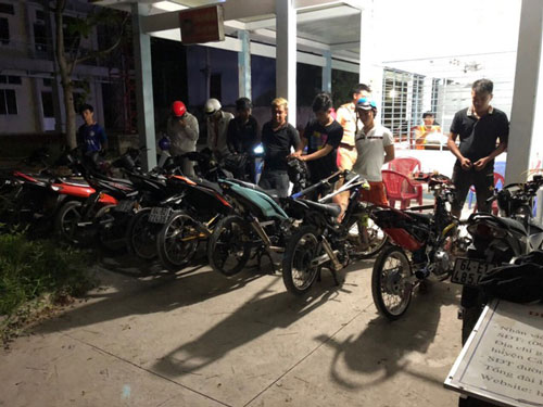 Tiền Giang:  CSGT tóm gọn nhóm "quái xế" mang theo hung khí và dương tính ma túy