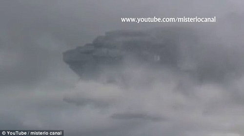 Xôn xao cảnh phi thuyền người ngoài hành tinh "cưỡi mây" ở Peru