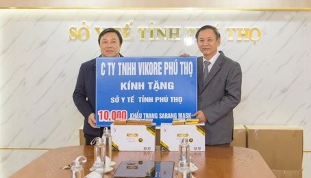 Đại diện Cty VIKORE Phú Thọ trao tặng Sở Y tế Phú Thọ 10.000 khẩu trang kháng khuẩn ngày 6/3/2020.