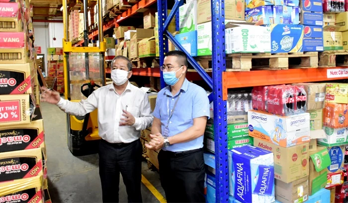 Chủ tịch tỉnh Thừa Thiên Huế Phan Ngọc Thọ đích thân đi kiểm tra tình hình mua bán, cung ứng hàng hóa thiết yếu phục vụ người tiêu dùng tại các siêu thị trên địa bàn TP. Huế chiều 13/3