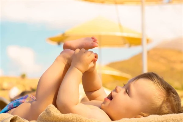 Sự thật giật mình: Tắm nắng cho trẻ sơ sinh, vừa sai lầm vừa nguy hiểm - 2