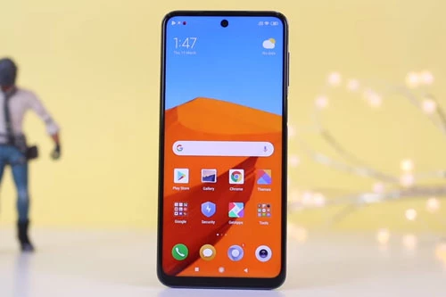 Redmi Note 9 Pro được trang bị tấm nền màn hình IPS LCD kích thước 6,67 inch, độ phân giải Full HD Plus (2.400x1.080 pixel), mật độ điểm ảnh 395 ppi. Màn hình này được chia theo tỷ lệ 20:9, độ sáng tối đa 450 nit. 