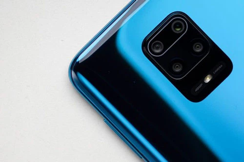 Xiaomi Redmi Note 9 Pro có 4 camera sau. Cảm biến chính 48 MP, khẩu độ f/1.8 cho khả năng lấy nét theo pha. Cảm biến thứ hai 8 MP, f/2.2 cho ống kính góc rộng 120 độ. Ống kính macro và cảm biến chiều sâu cùng có độ phân giải 2 MP, f/2.4. Bộ tứ này được trang bị đèn flash LED, quay video 4K. 