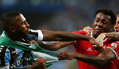 Màn loạn đả ở Nam Mỹ khiến trọng tài rút 8 thẻ đỏ một lúc