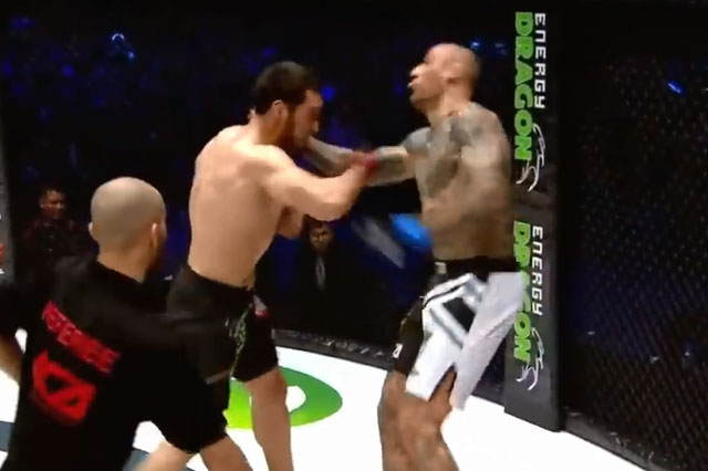 Võ sĩ Kazakhstan tung ‘song quyền’ đáng sợ tiễn đối thủ ‘vào cơn mê’