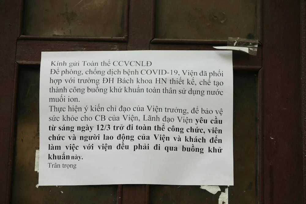 Viện SKNN&MT đã yêu cầu tất cả nhân viên cũng như khách đến cơ quan đều phải đi qua buồng khử khuẩn này.