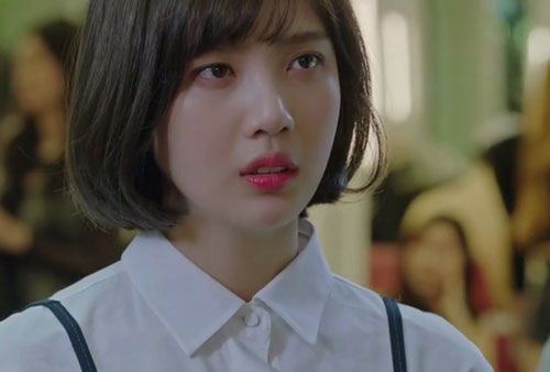 Mỗi lần cho quần áo vào máy giặt, con gái của chồng chặn trước mặt yêu cầu tôi giặt bằng tay