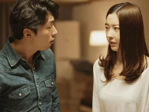 Sau 5 tháng không về nhà, tôi chết điếng khi vợ hớn hở gọi điện: "Chồng ơi em có thai 3 tháng rồi, anh gửi thêm tiền cho em bồi bổ!"