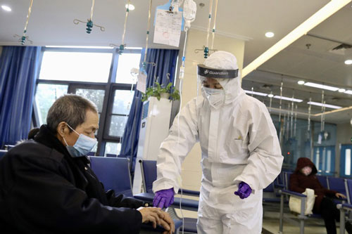 Người cao tuổi có bệnh nền khi mắc COVID-19 có nguy cơ diễn biến nặng