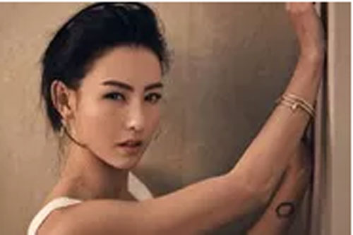 Sau ồn ào bị đuổi khỏi máy bay, Trương Bá Chi lại tiếp tục bị tố xấu tính, hách dịch khinh người