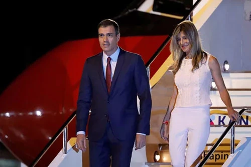 Thủ tướng Tây Ban Nha Pedro Sanchez và phu nhân Maria Begona Gomez Fernandez đến dự Hội nghị thượng đỉnh G20 tại Osaka, Nhật Bản năm 2019 (Ảnh: Reuters)