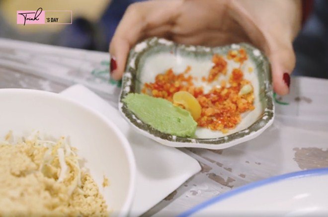 Ngọc Trinh ăn hải sản bữa tiền triệu nhưng vẫn không quên mang theo một món rẻ tiền quê nhà