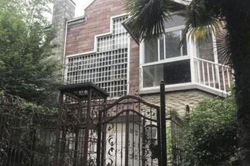 Từng có vụ thảm sát kinh hoàng, ngôi nhà "ma ám" bỗng nhiên bán được giá khủng vì...