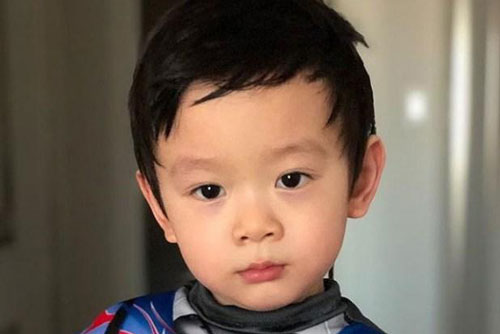 Bé trai dễ thương gây sốt mạng xã hội, danh tính bố mẹ đẻ còn bất ngờ hơn