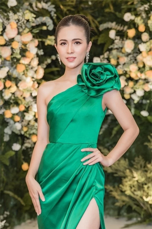Diễn viên Thùy Trang chọnmàu xanh tôn nước da trắng.