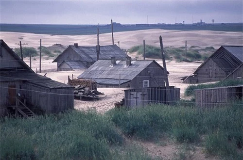 Kỳ lạ ngôi làng cứ đến đêm lại bị vùi lấp trong cát ở nước Nga - 4