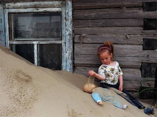 Kỳ lạ ngôi làng cứ đến đêm lại bị vùi lấp trong cát ở nước Nga - 5