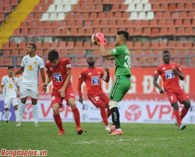 Văn Toản (xanh) cùng Văn Hoàng là những thủ môn có khởi đầu tốt tại V.League - Ảnh: Phan Tùng