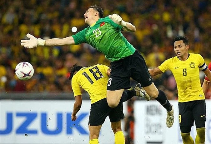 Văn Lâm, thủ môn số 1 của ĐT Việt Nam đang gặp khó khăn ở Muangthong United