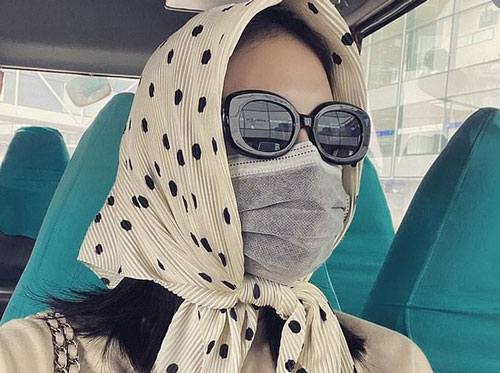 Cô gái Việt Nam lên báo Anh vì đeo khẩu trang quá đẹp