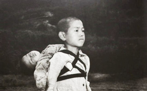 Bức ảnh cậu bé cõng em đã chết trên lưng và khoảnh khắc khiến nhiếp ảnh gia bị ám ảnh cả đời