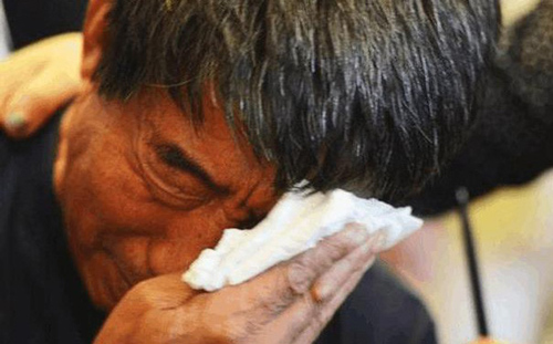 Con trai nghe vợ đuổi bố ra chuồng bò ngủ, hôm sau anh ta chết lặng và hối hận cả đời vì điều này