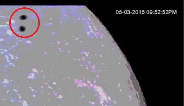 Hình ảnh trong đoạn clip cho thấy, hai UFO tối màu bay qua Mặt trăng khá sát nhau. Ảnh cắt từ clip.
