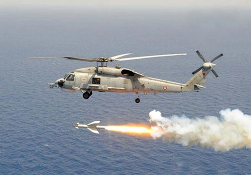 Trong tổng số 90 máy bay trên tàu sân bay USS Theodore Roosevelt (CVN-71) của Mỹ thì có từ 4-6 chiếc MH-60R. Đây là Loại trực thăng săn ngầm mạnh nhất thế giới hiện nay.