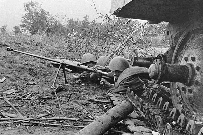Các chiến sĩ Hồng quân này sử dụng một súng chống tăng để đẩy lui một cuộc tấn công bằng xe tăng của Đức Quốc xã trong thế trận Kursk. Ảnh: Sputnik.