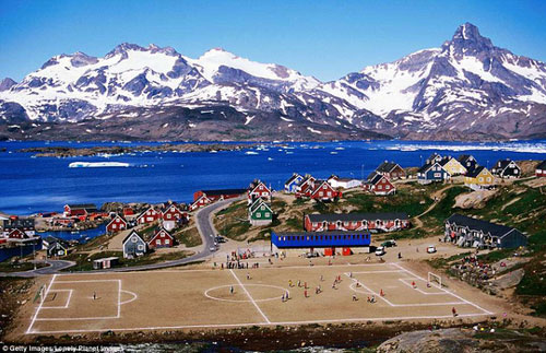 Top 10 sân bóng lạ lùng nhất hành tinh