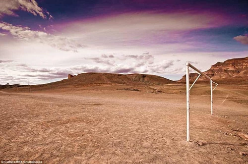 Một sân bóng không cỏ, chỉ có cát và khung thành trắng. Một địa điểm đá bóng khô cằn, thiếu tiện nghi nhưng lại chứng tỏ được niềm đam mê bóng đá của người dân làng Tamnougalt, Ma Rốc. 