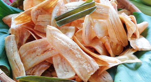 Mẹ đảm vào bếp làm bim bim từ chuối xanh cực ngon cho con, bé nào cũng mê tít