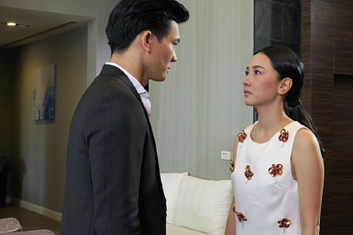 Bắt gặp chồng ôm chặt thư ký riêng trong phòng làm việc, vợ lẳng lặng đẩy cửa đi vào “đánh ghen nhẹ" nhưng cực chất khiến cả hai tái mặt