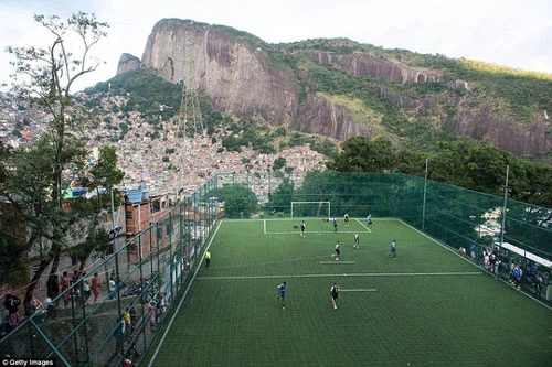 Là đất nước được mệnh danh "cái nôi của làng túc cầu", Brazil sở hữu những sân vận động đẳng cấp diễn ra World Cup 2014. Ngoài ra, người dân ở đất nước này còn có một tình yêu mãnh liệt với bóng đá. Tại Rocinha - khu ổ chuột lớn nhất và đông dân nhất Brazil, có một sân bóng đẹp được bao quanh bởi núi đá, phục vụ niềm đam mê với môn thể "vua" của người dân địa phương. 
