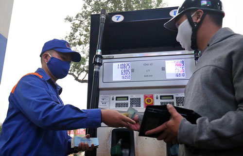 Giá dầu 'lao dốc', thu ngân sách không giảm nhiều