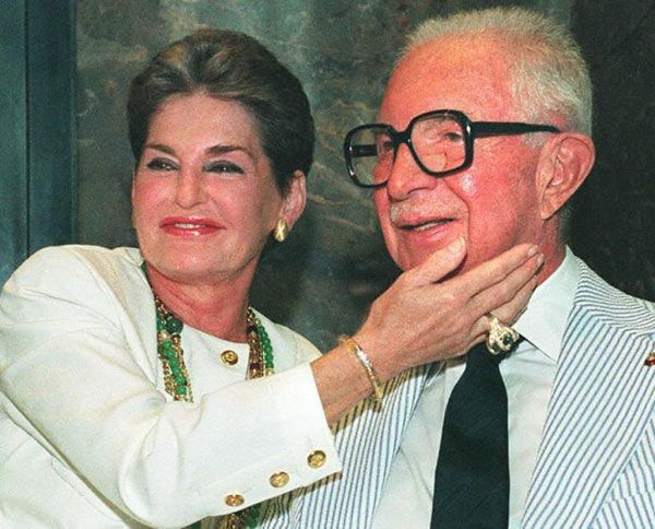 4 tỷ phú sống lập dị: Buộc tóc bím 2 bên, chi 90 tỷ để phẫu thuật giống con mèo