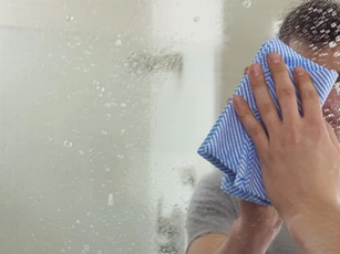 Không dùng nước tẩy rửa, gương trong nhà tắm vẫn sạch bong kin kít nếu bạn biết mẹo này