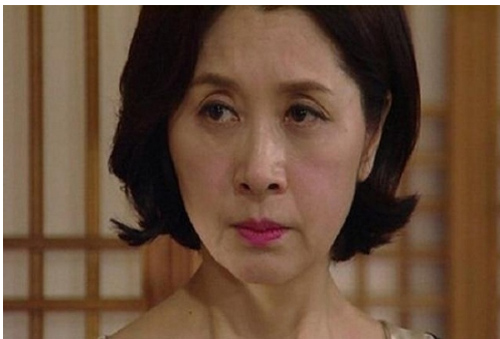 Tưởng người yêu của con trai nghèo, mẹ khinh không thèm tiếp, tới khi nghe loáng thoáng 1 câu phải đổi ngay thái độ