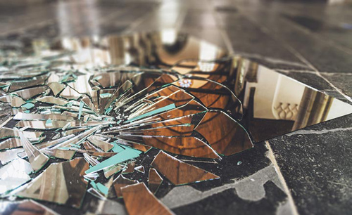 Lỡ tay làm vỡ gương, bát đĩa: Tuyệt đối không vứt sọt rác ngay mà phải việc này