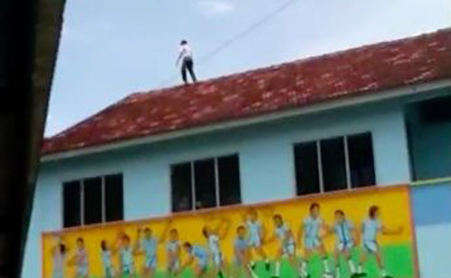 Tỏ tình thất bại, cậu bé 13 tuổi trèo lên nóc nhà đòi tự tử nhưng điều này mới khiến mọi người sững sờ