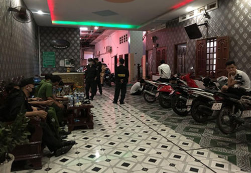 Bình Dương: Đột kích quán karaoke, phát hiện hàng chục người “phê” ma tuý