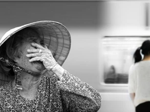 "Khi mẹ già đi, xin con hãy... kiên nhẫn với mẹ một chút!"