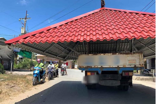 Xe tải chở cả mái nhà bằng tôn chắn hết lòng đường khiến mọi người không khỏi kinh ngạc