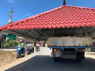 Xe tải chở cả mái nhà bằng tôn chắn hết lòng đường khiến mọi người không khỏi kinh ngạc