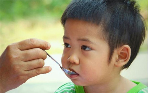 Bà nội vô tình khiến cháu bị viêm toàn bộ niêm mạc dạ dày vì thói quen tai hại nhiều nhà đang mắc phải