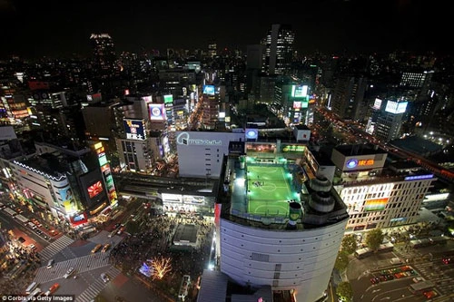 Phố Shibuya nổi tiếng đối với hầu hết du khách ghé Tokyo, nơi được mệnh danh là giao lộ đông đúc nhất trên thế giới. Nhưng không phải ai cũng biết đến có một sân bóng tuyệt đỉnh nằm trên nóc một ngôi nhà cao tầng ngay tại khu phố sầm uất này. Đá bóng trên nóc của một tòa nhà cao tầng cũng là một trải nghiệm thú vị đối với những du khách yêu thích túc cầu. 