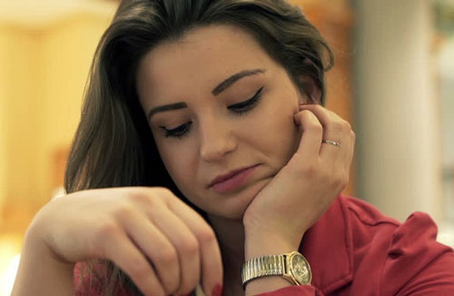 Trong bữa cơm tối, tôi vừa cản mẹ chồng ép chú út lấy vợ đã bị bà đập đũa xuống mâm, cả nhà chồng trách móc lườm nguýt