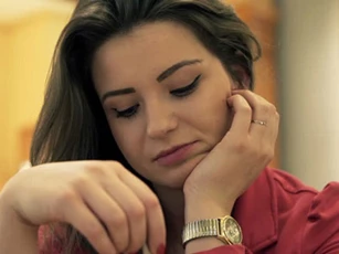 Trong bữa cơm tối, tôi vừa cản mẹ chồng ép chú út lấy vợ đã bị bà đập đũa xuống mâm, cả nhà chồng trách móc lườm nguýt